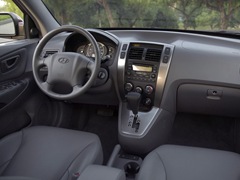 Hyundai Tucson (2005). Выпускается с 2005 года. Двенадцать базовых комплектаций. Цены от 699 900 до 1 074 900 руб.Двигатель от 2.0 до 2.7, бензиновый и дизельный. Привод передний и полный. КПП: механическая и автоматическая.