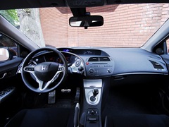 Honda Civic 5D R-Series. Выпускается с 2006 года. Четыре базовые комплектации. Цены от 849 000 до 969 000 руб.Двигатель 1.8, бензиновый. Привод передний. КПП: механическая и автоматическая.