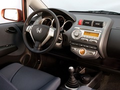 Honda Jazz (2001). Выпускается с 2001 года. Три базовые комплектации. Цены от 570 350 до 625 250 руб.Двигатель 1.3, бензиновый. Привод передний. КПП: механическая и вариатор.