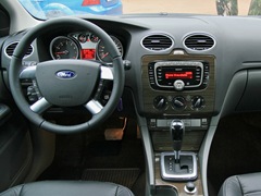 Ford Focus 5D. Выпускается с 2004 года. Четырнадцать базовых комплектаций. Цены от 572 000 до 733 000 руб.Двигатель от 1.4 до 2.0, бензиновый и дизельный. Привод передний. КПП: механическая и автоматическая.