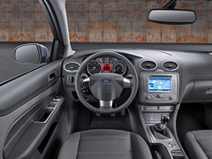 Ford Focus Sedan (2004). Выпускается с 2004 года. Четырнадцать базовых комплектаций. Цены от 587 000 до 748 000 руб.Двигатель от 1.4 до 2.0, бензиновый и дизельный. Привод передний. КПП: механическая и автоматическая.