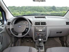 Ford Tourneo Connect. Выпускается с 2005 года. Пять базовых комплектаций. Цены от 964 000 до 1 080 000 руб.Двигатель 1.8, дизельный. Привод передний. КПП: механическая.