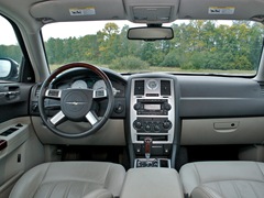 Chrysler 300C (2005). Выпускается с 2005 года. Четыре базовые комплектации. Цены от 4 383 456 до 8 020 320 руб.Двигатель от 2.7 до 6.1, бензиновый. Привод задний. КПП: автоматическая.
