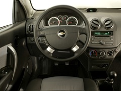 Chevrolet Aveo 3D. Выпускается с 2003 года. Шесть базовых комплектаций. Цены от 390 400 до 499 100 руб.Двигатель от 1.2 до 1.4, бензиновый. Привод передний. КПП: механическая и автоматическая.