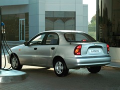 Chevrolet Lanos. Выпускается с 1998 года. Три базовые комплектации. Цены от 310 150 до 348 150 руб.Двигатель 1.5, бензиновый. Привод передний. КПП: механическая.