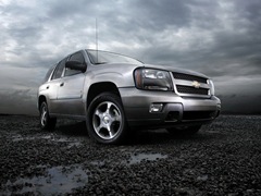 Chevrolet TrailBlazer (2001). Выпускается с 2001 года. Четыре базовые комплектации. Цены от 1 028 400 до 1 338 300 руб.Двигатель 4.2, бензиновый. Привод полный. КПП: автоматическая.