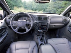 Chevrolet TrailBlazer (2001). Выпускается с 2001 года. Четыре базовые комплектации. Цены от 1 028 400 до 1 338 300 руб.Двигатель 4.2, бензиновый. Привод полный. КПП: автоматическая.