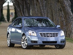 Cadillac BLS. Выпускается с 2006 года. Шесть базовых комплектаций. Цены от 985 000 до 1 315 000 руб.Двигатель от 2.0 до 2.8, бензиновый. Привод передний. КПП: механическая и автоматическая.