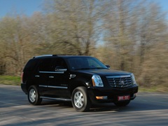 Cadillac Escalade (2007). Выпускается с 2007 года. Три базовые комплектации. Цены от 3 063 000 до 3 970 000 руб.Двигатель от 6.0 до 6.2, бензиновый и гибридный. Привод полный. КПП: автоматическая.