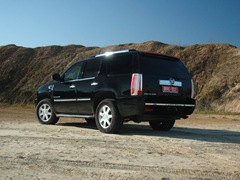 Cadillac Escalade (2007). Выпускается с 2007 года. Три базовые комплектации. Цены от 3 063 000 до 3 970 000 руб.Двигатель от 6.0 до 6.2, бензиновый и гибридный. Привод полный. КПП: автоматическая.