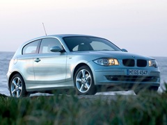 BMW 1-series 3D (2004). Выпускается с 2004 года. Шесть базовых комплектаций. Цены от 834 000 до 1 415 000 руб.Двигатель от 1.6 до 3.0, бензиновый и дизельный. Привод задний. КПП: механическая.