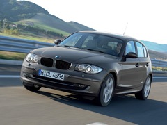 BMW 1-series 5D (2004). Выпускается с 2004 года. Шесть базовых комплектаций. Цены от 868 000 до 1 445 000 руб.Двигатель от 1.6 до 3.0, бензиновый и дизельный. Привод задний. КПП: механическая.