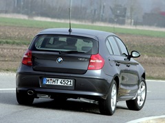 BMW 1-series 5D (2004). Выпускается с 2004 года. Шесть базовых комплектаций. Цены от 868 000 до 1 445 000 руб.Двигатель от 1.6 до 3.0, бензиновый и дизельный. Привод задний. КПП: механическая.