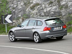 BMW 3 Series Touring (2005). Выпускается с 2005 года. Семь базовых комплектаций. Цены от 1 437 000 до 2 391 000 руб.Двигатель от 2.0 до 3.0, бензиновый и дизельный. Привод задний и полный. КПП: механическая и автоматическая.