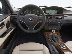 BMW 3 Series Touring (2005). Выпускается с 2005 года. Семь базовых комплектаций. Цены от 1 437 000 до 2 391 000 руб.Двигатель от 2.0 до 3.0, бензиновый и дизельный. Привод задний и полный. КПП: механическая и автоматическая.