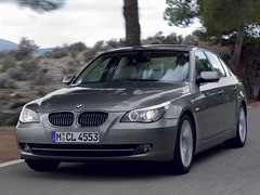 BMW 5-Series Limousine (2004). Выпускается с 2004 года. Одиннадцать базовых комплектаций. Цены от 1 616 300 до 3 007 600 руб.Двигатель от 2.0 до 4.8, бензиновый и дизельный. Привод задний и полный. КПП: механическая и автоматическая.