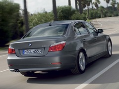 BMW 5-Series Limousine (2004). Выпускается с 2004 года. Одиннадцать базовых комплектаций. Цены от 1 616 300 до 3 007 600 руб.Двигатель от 2.0 до 4.8, бензиновый и дизельный. Привод задний и полный. КПП: механическая и автоматическая.