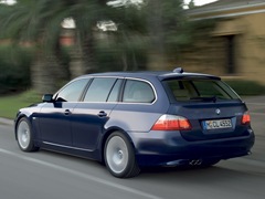 BMW 5-Series Touring (2004). Выпускается с 2004 года. Четыре базовые комплектации. Цены от 2 000 900 до 3 107 800 руб.Двигатель от 2.5 до 4.8, бензиновый и дизельный. Привод задний и полный. КПП: механическая.