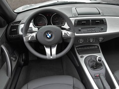 BMW Z4 Roadster (2002). Выпускается с 2002 года. Три базовые комплектации. Цены от 1 278 000 до 1 738 800 руб.Двигатель от 2.0 до 3.0, бензиновый. Привод задний. КПП: механическая.