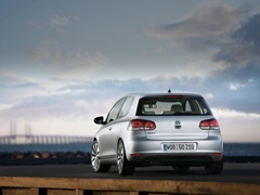 Volkswagen Golf 3D (2009). Выпускается с 2009 года. Одиннадцать базовых комплектаций. Цены от 551 000 до 815 000 руб.Двигатель от 1.2 до 2.0, бензиновый и дизельный. Привод передний. КПП: механическая и роботизированная.