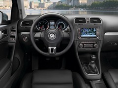 Volkswagen Golf 5D (2009). Выпускается с 2009 года. Двадцать базовых комплектаций. Цены от 573 850 до 859 000 руб.Двигатель от 1.2 до 2.0, бензиновый и дизельный. Привод передний. КПП: механическая и роботизированная.