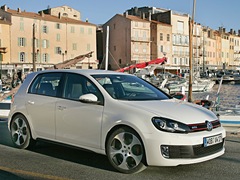 Volkswagen Golf GTI 5D (2009). Выпускается с 2009 года. Две базовые комплектации. Цены от 1 136 850 до 1 196 850 руб.Двигатель 2.0, бензиновый. Привод передний. КПП: механическая и роботизированная.