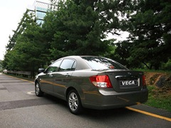 ТагАЗ Vega. Выпускается с 2009 года. Пять базовых комплектаций. Цены от 349 900 до 469 900 руб.Двигатель 1.6, бензиновый. Привод передний. КПП: механическая.