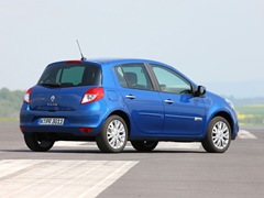 Renault Clio 5D. Выпускается с 2005 года. Две базовые комплектации. Цены от 653 000 до 693 000 руб.Двигатель 1.6, бензиновый. Привод передний. КПП: механическая и автоматическая.